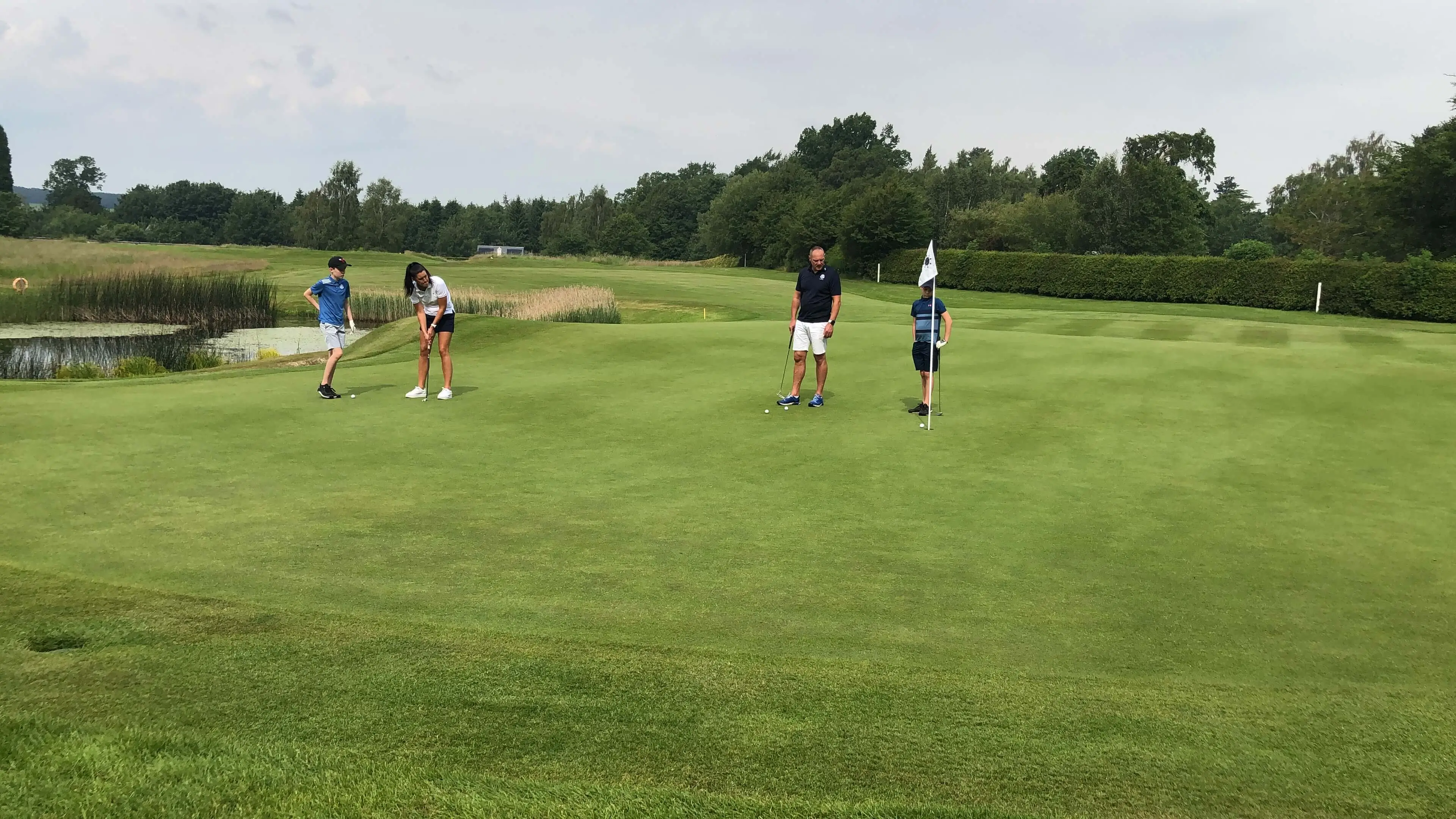 golf-golfers-putting-golfcourse-9134